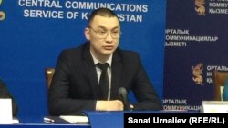 И. о. заместителя руководителя департамента агентства по делам госслужбы и противодействию коррупции по ЗКО Аманкос Жубаныш во время брифинга. Уральск, 29 ноября 2016 года.