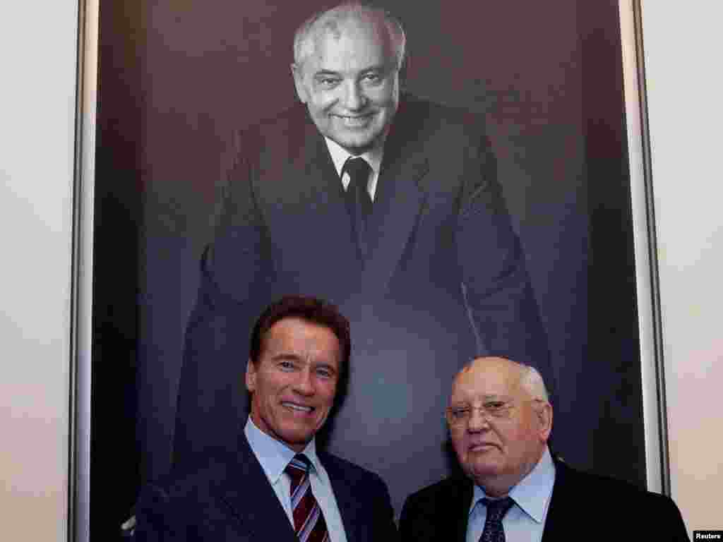 Михаил Горбачев и Арнольд Шварценеггер в офисе "Горбачев-фонда" в Москве, 12 октября 2010