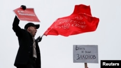 Участник акции в поддержку Алексея Навального в Москве, 23 января 2021 года