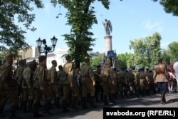 “Чырвонаармейцы” каля помніку тысячагодзьдзю Берасьця