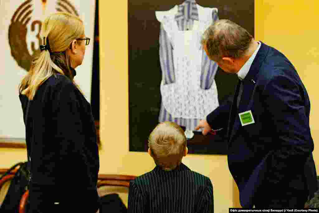 Выстава Артура Вакарава «30 гадоў дыктатуры. 30 плякатаў зь яе наступствамі»