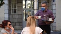 Ispijanje kafe u centru Podgorice, jul 2020.