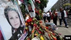 Портрет иранки Неды Солтани использовали участники протестов после убийства в Тегеране студентки Неды Аги-Солтан. Иранские власти не поверили, что это произошло по ошибке.