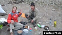 Кыргызстанга келген чет элдик турист жергиликтүү тургун менен. 