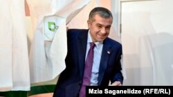 დავით ბაქრაძე საარჩევნო უბანზე. 2018 წლის 28 ოქტომბერი