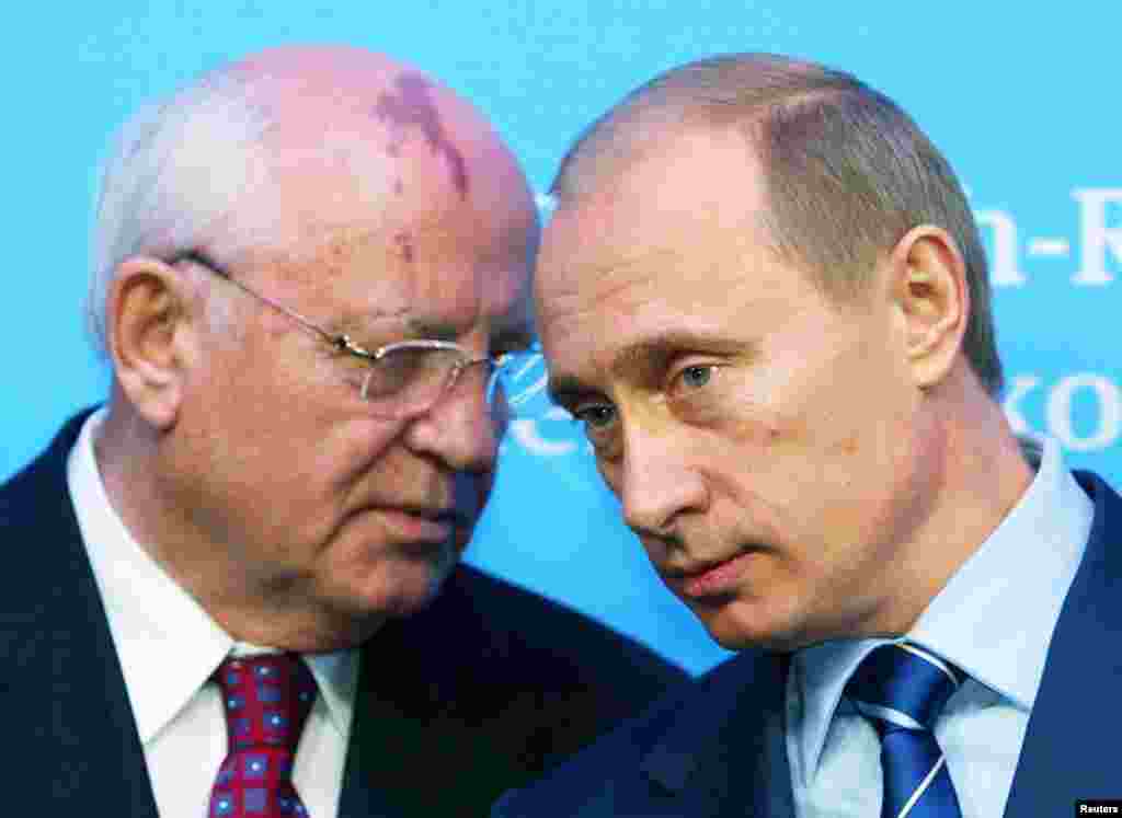 Gorbachev speaking to Russian President Vladimir Putin at a news conference in Schleswig, Germany, on December 21, 2004. Gorbachev has criticized Putin for rolling back democracy in Russia.