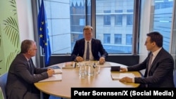 Kryenegociatori i Kosovës, Besnik Bislimi, dhe ai i Serbisë, Petar Petkoviq, gjatë një takimi në Bruksel nën ndërmjetësimin e BE-së.