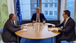 Kryenegociatorët e Kosovës dhe Serbisë gjatë një takimi të ndërmjetësuar nga emisari evropian, Peter Sorensen. 