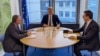 Takimi trepalësh në Bruksel mes kryenegociatorit të Kosovës, Besnik Bislimi, atij të Serbisë, Petar Petkoviq, dhe emisarit evropian për dialogun, Peter Sorensen, më 10 qershor 2025.