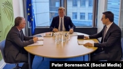 Predstavnik EU za dijalog Peter Sorensen na sastanku s pregovaračima Kosova i Srbije, Besnikom Bislimijem i Petrom Petkovićem u Briselu 9. juna 2025.