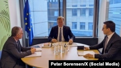 (S leva na desno): glavni pregovarač Kosova Bisljimi, evropski posrednik za dijalog Sorensen i glavni pregovarač Srbije Petković u Briselu (foto-arhiv)