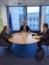 Takimi trepalësh në Bruksel mes kryenegociatorit të Kosovës, Besnik Bislimi, atij të Serbisë, Petar Petkoviq, dhe emisarit evropian për dialogun, Peter Sorensen, më 10 qershor 2025.