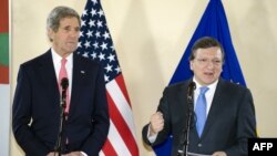 Kerry dhe Barroso (djathtas) gjatë konferencës për shtyp në Bruksel