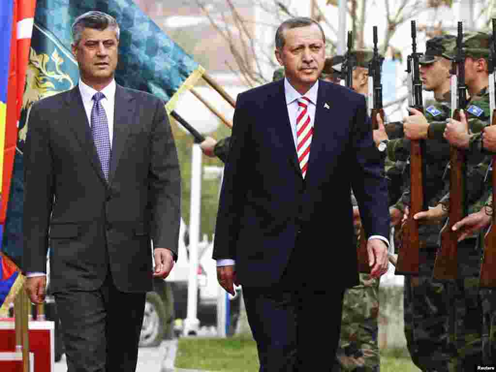 Kryeministri i Turqisë, Rexhep Tajip Erdogan, vizitoi Kosovën, ku u nderua me çmimin" Doctor Honoris Causa"..