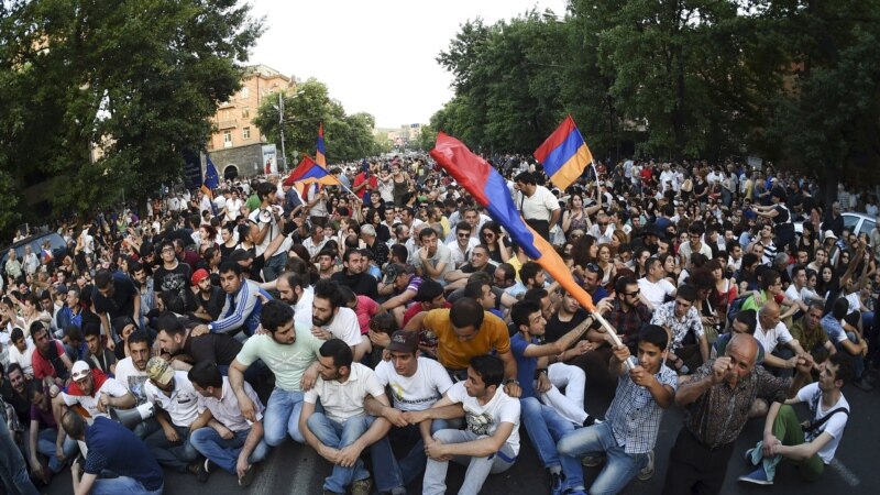 Притворени ерменски демонстранти на плоштадот во Ереван