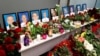 Колеги і родичі членів екіпажу літака «Міжнародних авіалінії України» «Боїнг 737-800», який зазнав катастрофи в Ірані, вшановують загиблих в міжнародному аеропорту «Бориспіль» біля Києва, 8 січня 2020 року 