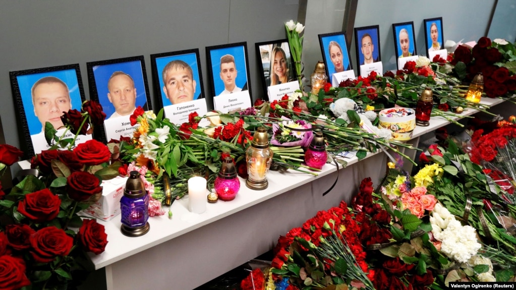 Колеги і родичі членів екіпажу літака «Міжнародних авіалінії України» «Боїнг 737-800», який зазнав катастрофи в Ірані, вшановують загиблих в міжнародному аеропорту «Бориспіль» біля Києва, 8 січня 2020 року 