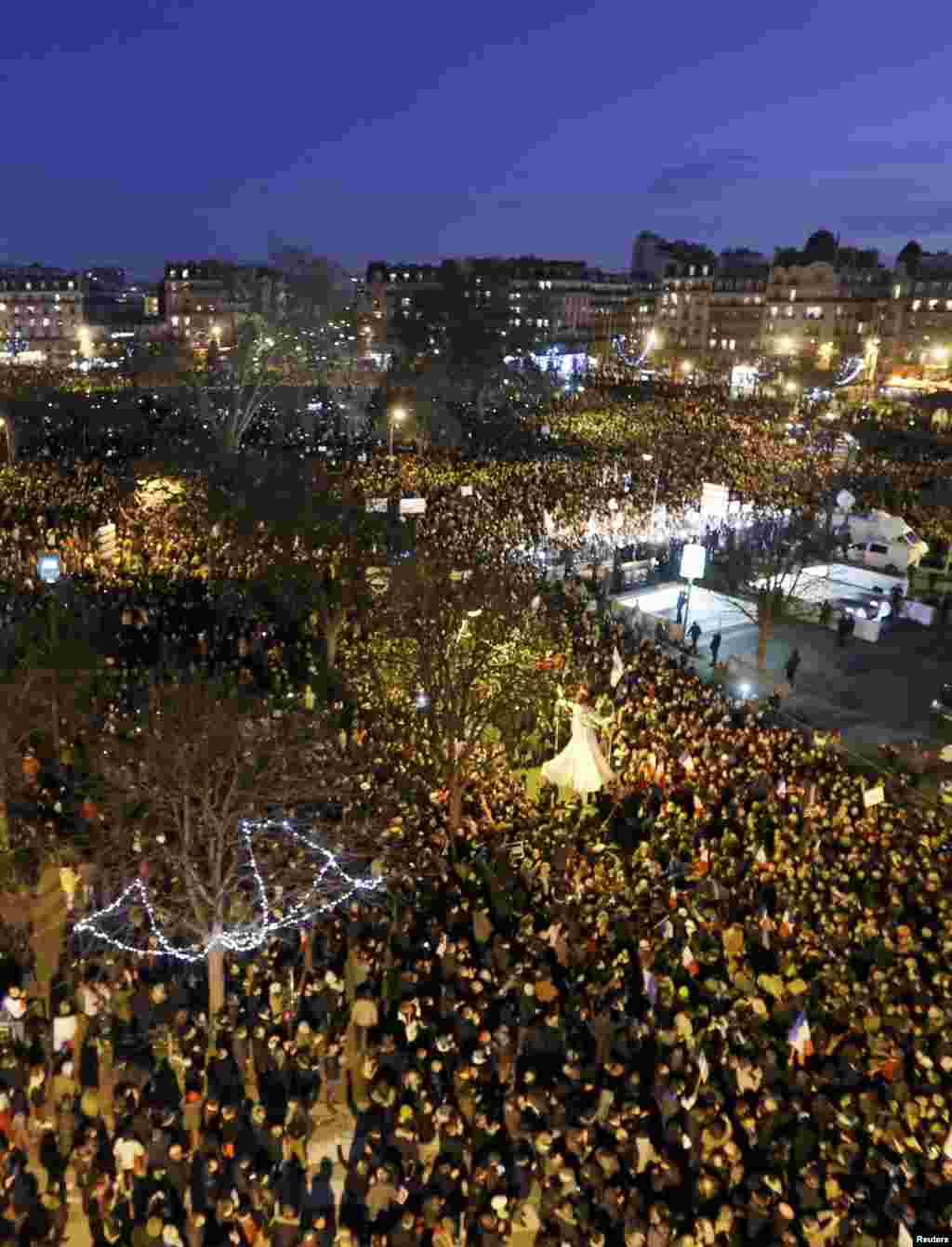 پاریس ۱۱ ژانویه؛ بیش از یک میلیون نفر و ده&zwnj;ها رهبر سیاسی در راهپیمایی &laquo;اتحاد&raquo; در پایتخت فرانسه شرکت کردند