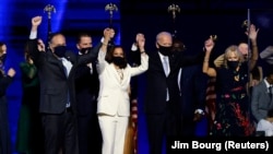 Președintele ales al Statelor Unite Joe Biden (centru), cu soția Jill (dreapta) și candidata la postul de vicepreședinte din partea democraților Kamala Harris