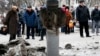 Жители Краматорска рассматривают ракету, упавшую в городе 