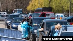 Autós oltóhelyen várják Pfizer-oltásukat az érintettek Kolozsváron, 2021. április 26-án.