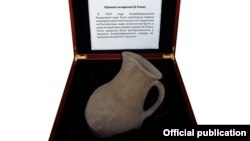 Küzə ötən əsrin 30-cu illərində Xəzər dənizinin Bakıətrafı sahillərində aparılan sualtı arxeoloji ekspedisiya zamanı tapılıb.