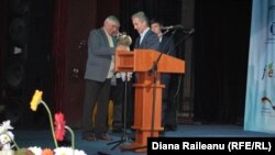 Pensionarul Boris Grama și premierul Iurie Leancă.