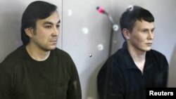 Євген Єрофеєв (л) і Олександр Александров у суді в Києві, 18 квітня 2016 року
