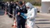 Френски военни медици вземат тестове за коронавирус от моряците на самолетоносача "Шарл де Гол" край Марсилия