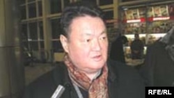 Заманбек Нуркадилов после поездки в Европу в алматинском аэропорту. Март 2005 года. 