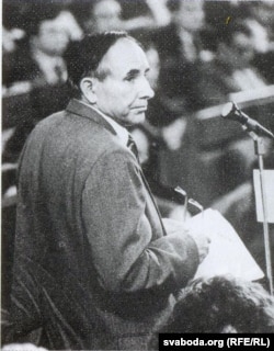 Анатоль Вярцінскі ў залі паседжаньняў Вярхоўнага савету. 1993