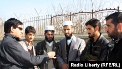 د ازادي راډیو خبریال (خان محمد سیند) له محصلینو سره مرکه کوي.