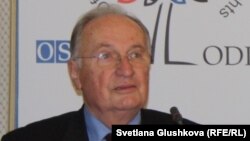 Глава миссии Бюро по демократическим институтам и правам человека (БДИПЧ) ОБСЕ Борис Фрлек. Астана, 17 февраля 2016 года. 