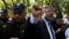 Itamar Ben Gvir, ministrul israelian al securității naționale, gesticulând la scena unui atac cu cuțitul în Israel, în august 2024.
