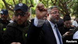 Itamar Ben Gvir, ministrul israelian al securității naționale, gesticulând la scena unui atac cu cuțitul în Israel, în august 2024.