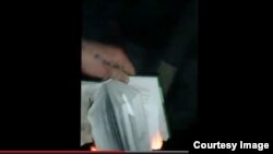 Кадр видеозаписи, на которой совершается сожжение Корана в Москве. 
