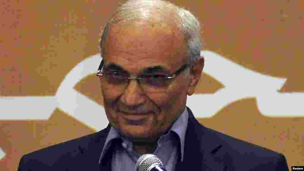 Кандидат Ахмед Шафик сайлау нәтижесі жарияланбай мәслихат өткізіп тұр. Каир, 21 маусым 2012 жыл.