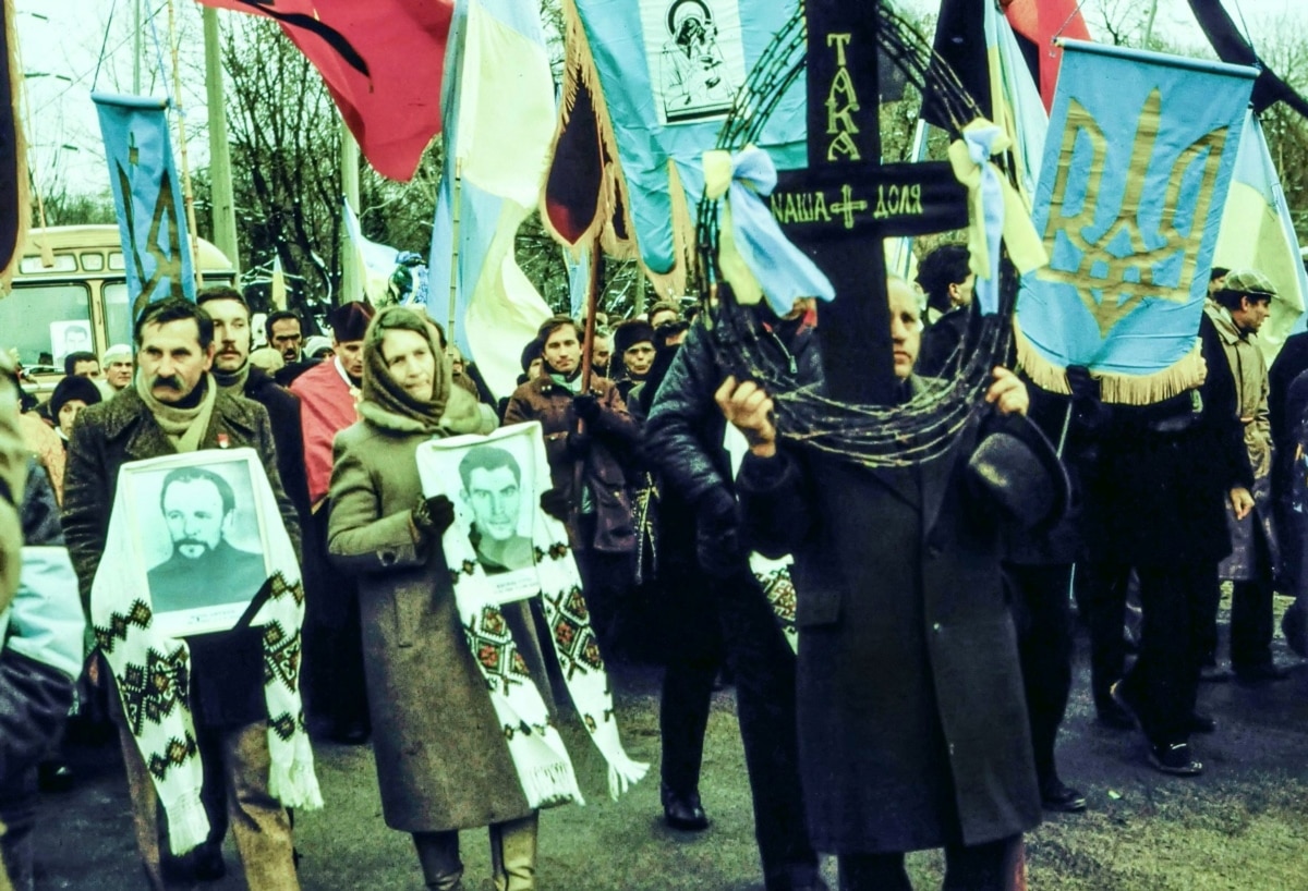 Reburial of Stus, Lytvyn and Tykhy in Kyiv. Tens of thousands of people with banned blue and yellow flags take part in a mourning procession to Baikove Cemetery, 19 November 1989