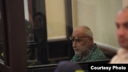 ფოტო არქივიდან: პოეტი ზვიად რატიანი თბილისის საქალაქო სასამართლოს სხდომაზე