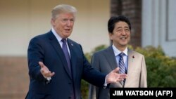 Donald Trump (solda) Shinzo Abe ilə birlikdə