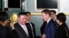 Лідер Північної Кореї Кім Чен Ин вітається з міністром природних ресурсів Росії Олександром Козловим після прибуття до РФ у вересні 2023 року