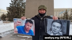 Житель Уральска Бекболат Утебаев вышел на площадь, чтобы почтить память активиста Дулата Агадила и его сына Жанболата Агадила. Западно-Казахстанская область, 25 февраля 2021 года.