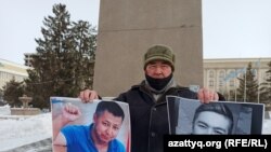 Житель Уральска Бекболат Утебаев проводит одиночную акцию памяти активиста Дулата Агадила и его сына Жанболата Агадила. Западно-Казахстанская область, 25 февраля 2021 года.