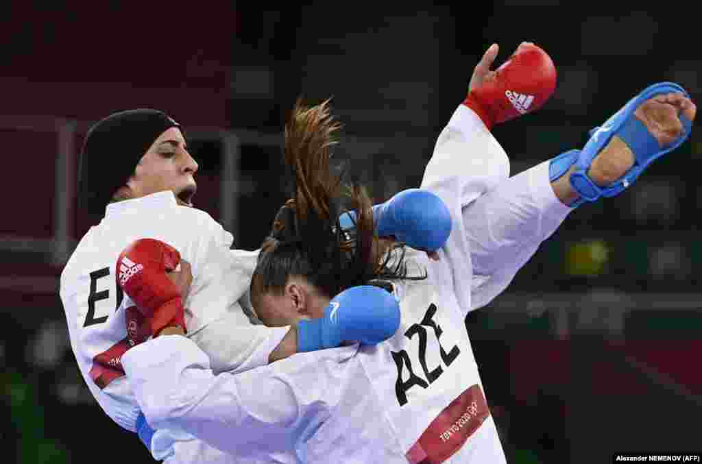 Египетская спортсменка Фериал Абдельазиз (слева) соревнуется с Ириной Зарецкой из Азербайджана в финале соревнований по кумите во время Олимпийских игр 2020 года в Токио, 7 августа 2021 года
