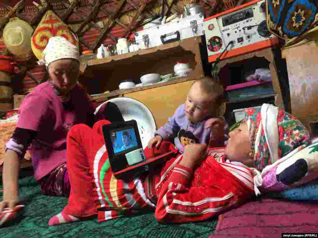 Yurt entertainment &ndash; children watch an Uzbek soup opera. The internet connection is poor, so the children watch pre-downloaded videos.