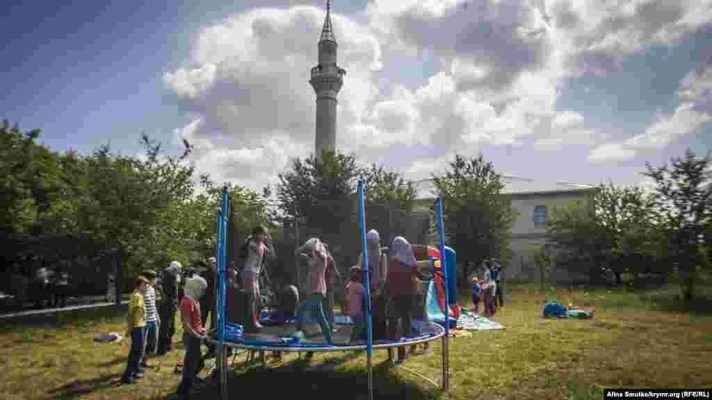 Кримські мусульмани в Сімферополі святкували Ораза-байрам, 25 червня 2017 року