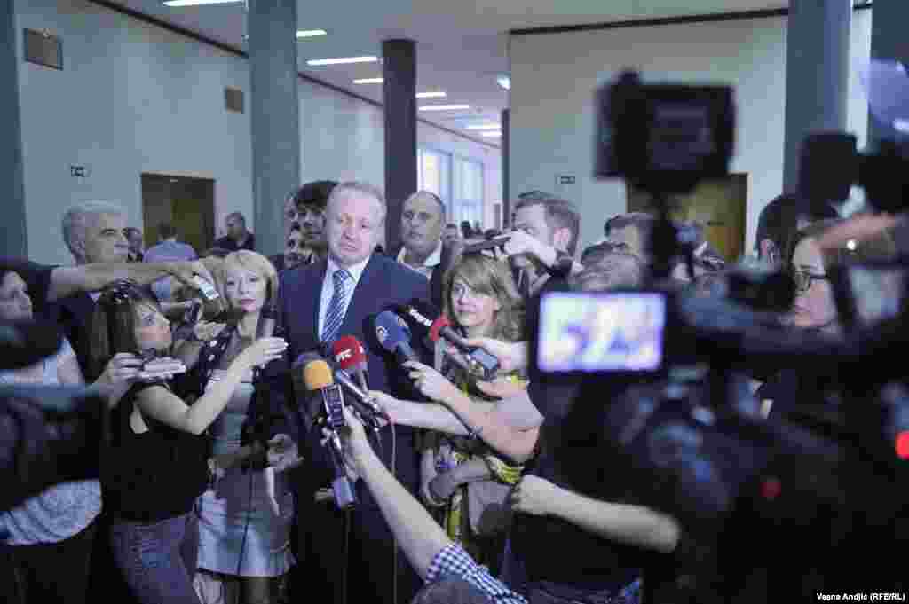 СРБИЈА - Лидерот и еден од основачите на опозицискиот блок Сојуз за Србија (СзС) Драган Ѓилас во реакцијата на изјавата на министерот за одбрана Александар Вулин, изјави дека јазикот на омраза на Вулин е скандалозен и спротивен на пријателството на двата народа.
