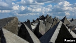 По данным ведомства, во время штурма позиций в районе села Игнатовка Покровского района российские военные окружили и взяли в плен военнослужащего ВСУ (иллюстративное фото)