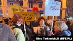 მზია ამაღლობელის მხარდასაჭერი მსვლელობა გაიმართა თბილისში, მარჯანიშვილის მოედნიდან პარლამენტამდე.