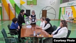 Подсчет голосов на референдуме. Избирательный участок №298 в Алматы